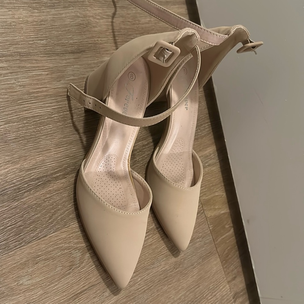 Nude pointed heels ￼